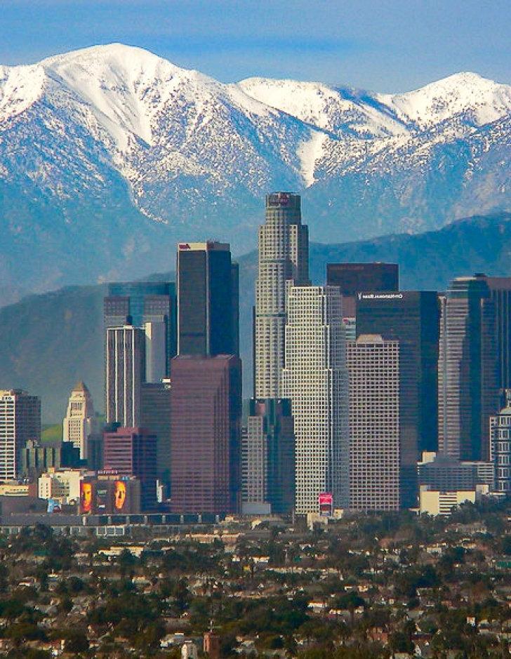 L.A. 在白雪皑皑的圣盖博山脉衬托下的天际线